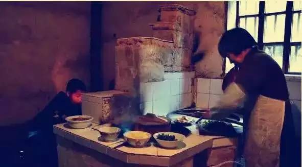 农村的土灶头,烧柴火煮饭的味道,你还记得吗?|柴火|农村|灶头_新浪新闻