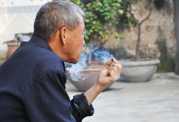 58岁老汉每天两包烟抽了30多年戒烟一年后离世