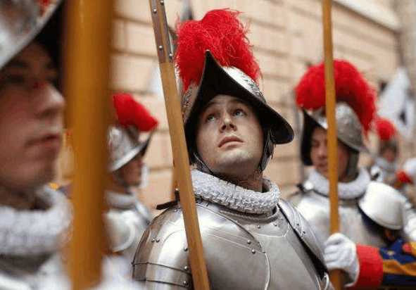 直接出兵进攻圣马力诺,圣马力诺军队毫无还手之力.