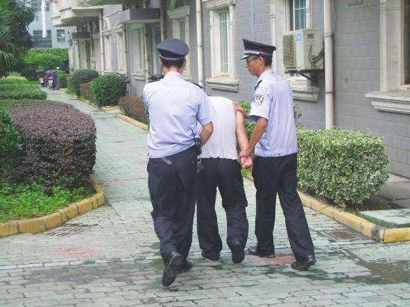 保安抓小偷被砍断手指,老板却不愿算工伤,小偷的话让大叔很愤怒