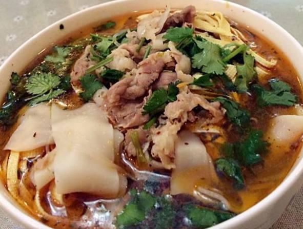 河南烩面,河南烩面的特色就是里面食材多,面特别宽,是扯出来的,也是不