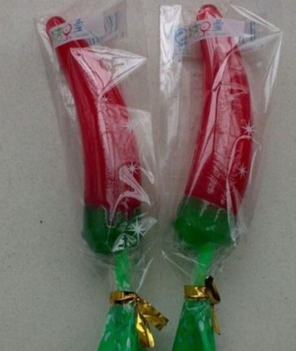 这种辣椒糖当时非常新奇酸梅粉冰水,一毛钱一袋,扎一根管子,或者干脆