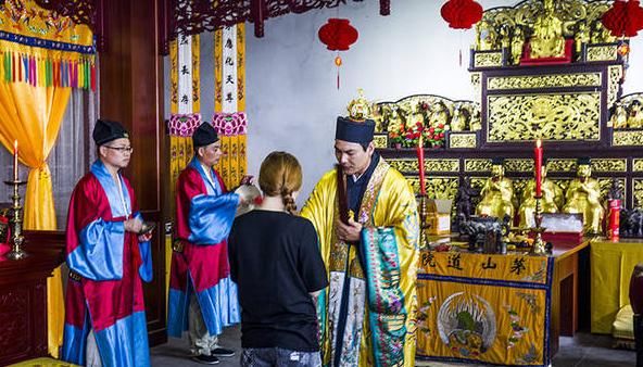 现实中茅山上的大部分道士都穿了便装,但是偶尔也能看到他们做法事