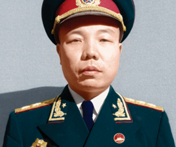 她6岁开始送情报,9岁参加红军,建国后被授上校,丈夫更牛