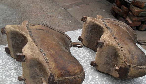 大家都知道日本人哪怕到了今天也依旧在穿木屐这种原始的拖鞋,所以