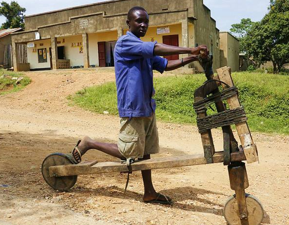 非洲某地区只有木制自行车,纯靠手推,中国自行车来了后,堪.