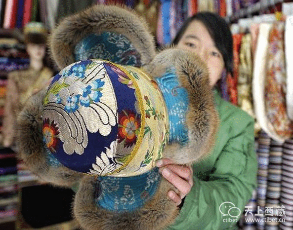 金花帽是藏式帽子中最为地道的,除了用当地产的氆氇和皮毛作料外,还