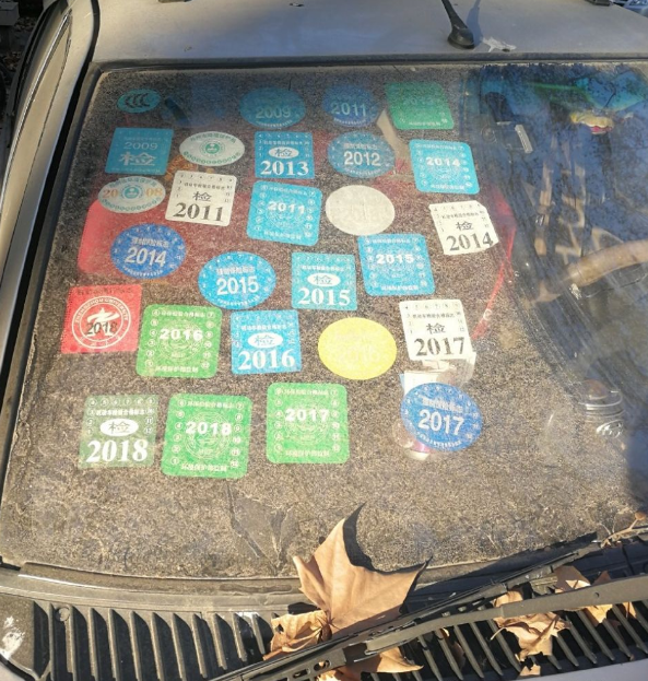 史上最遵守交规车主,年检标志横跨10年贴半面玻璃