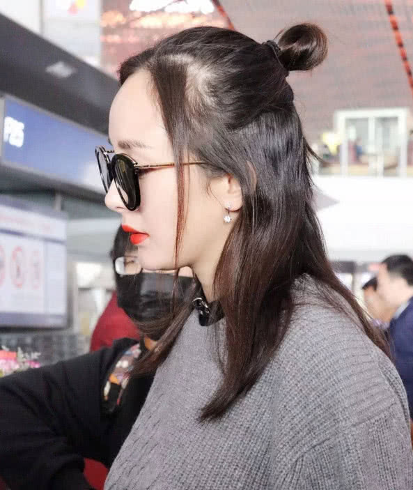杨幂现身街头,头扎半丸子头显脱发症结,大幂幂身体透支快被掏空