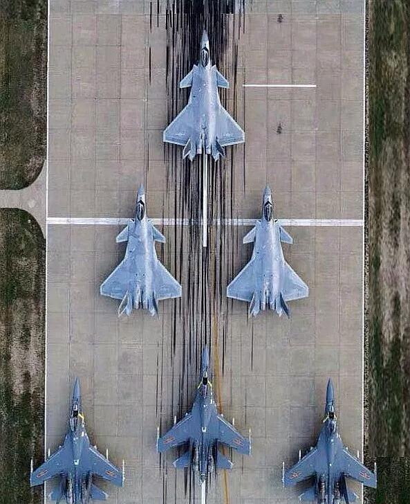 歼-20最新俯视图曝光,看谁还敢说歼-20超大超重