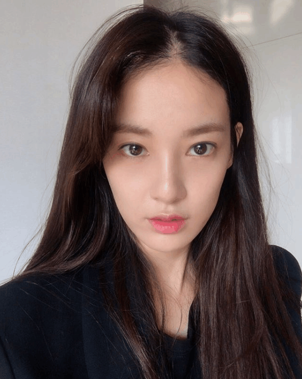 gd最新恋情曝光,秘密女友李周妍率性魅力穿搭,成功掳获男神心