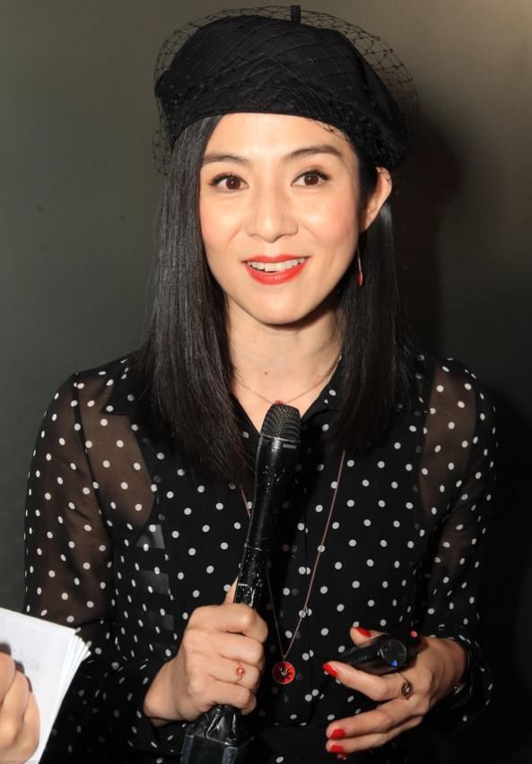 杨采妮真敢穿!透视裙下一览无余,网友:当妈了这么穿真的好吗?