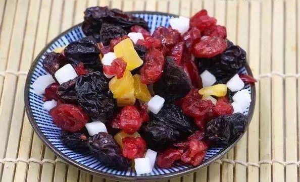 吃杂拌儿:孩子们过年第一件事是买杂拌儿.