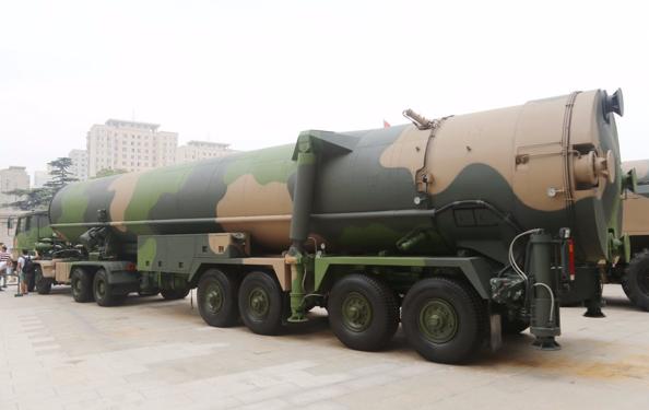 距离一睹df-31型战略导弹发射车它的风采,不少人传言军车都不配备空调