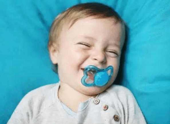 3岁宝宝嘴巴变形, 想不到和他这个习惯有关, 宝