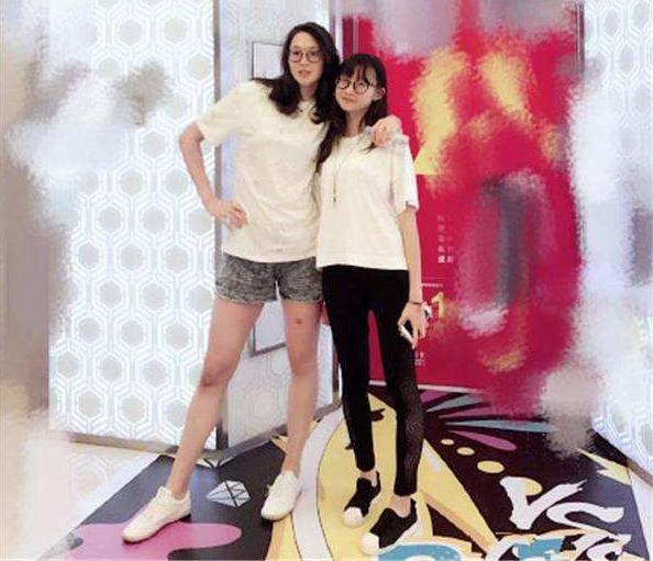 排球女神的逆天全家福,最矮小妹妹身高都1.8米,妈妈直接上凳子