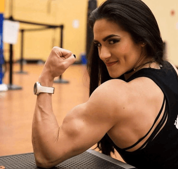 明明可以靠脸吃饭却偏要练成肌肉女