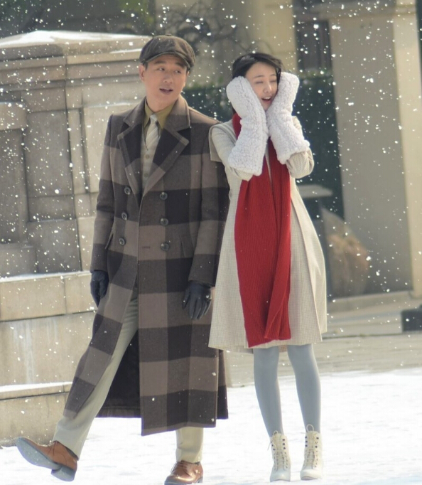 郑爽佟大为新剧路透照 爽妹子带"石膏"手套 佟大为秀迷之比例