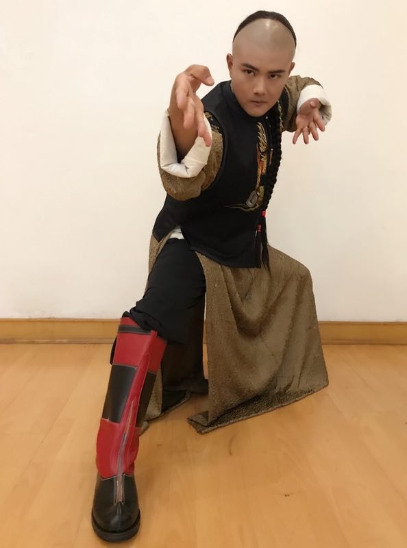 著名演员,功夫小生孟飞在电影《绣春刀》拍摄现场给河北老乡拜年