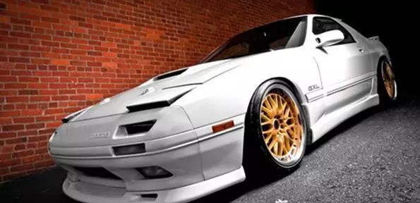 马自达rx-7看到这款车,第一眼会觉得很像兰博基尼.