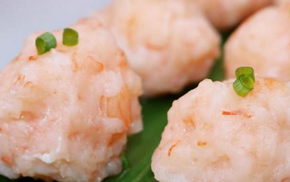 上面的工序完成之后,婆婆的虾肉丸就算是完成得差不多了,直接将它搓成