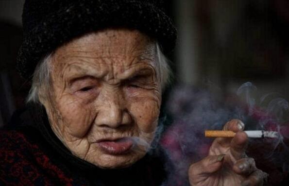 114岁老奶奶的私下生活,一天得抽半盒烟,还得喝上二两白酒