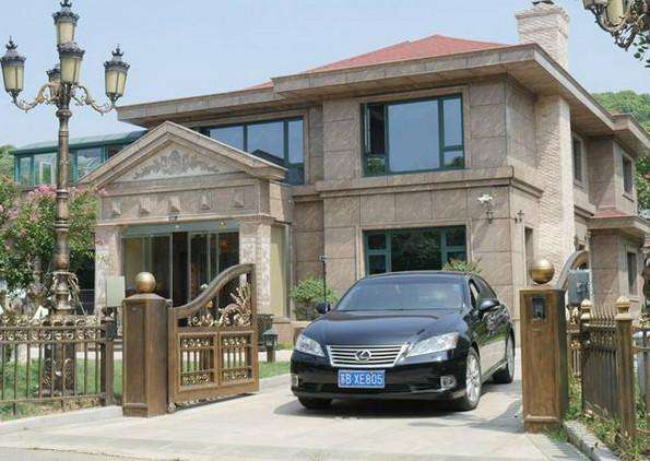 这个村每户人家都住别墅开豪车, 很多别墅前都停着辆破旧别克赛欧