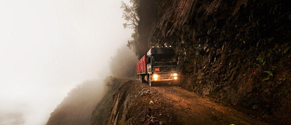 世界第一"夺命公路",每年约300人坠崖,老司机都瑟瑟发抖