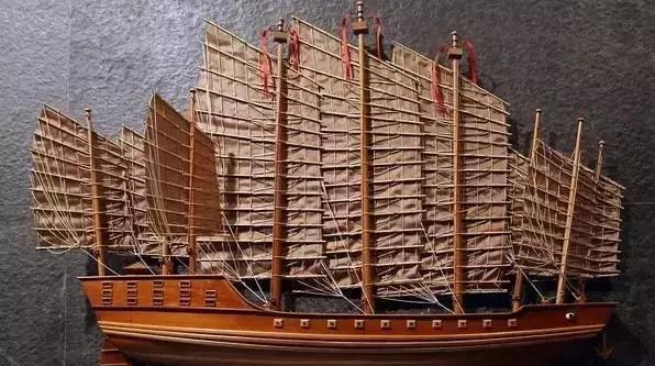 郑和宝船复原模型那么,浩浩荡荡的船队如何实现彼此联络呢?