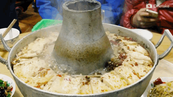 篝火,一是为跳锅庄,二是为烤鸡~说起来,锅庄舞作为藏族同胞们三大民间