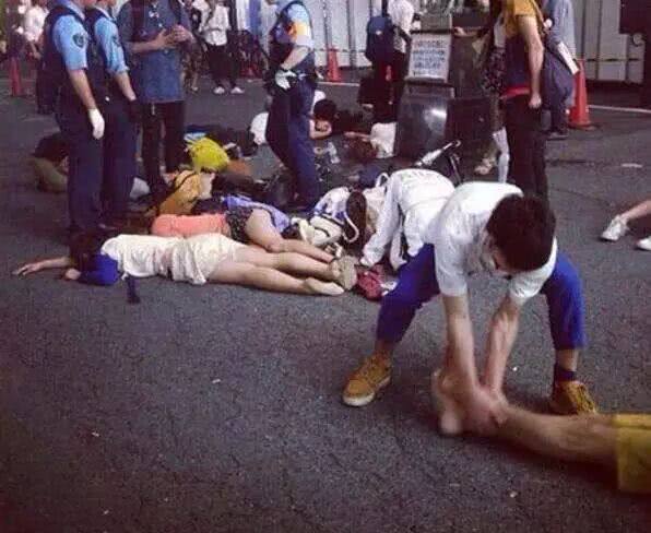 深夜街头的日本女孩个个横躺地上画面让人很心痛