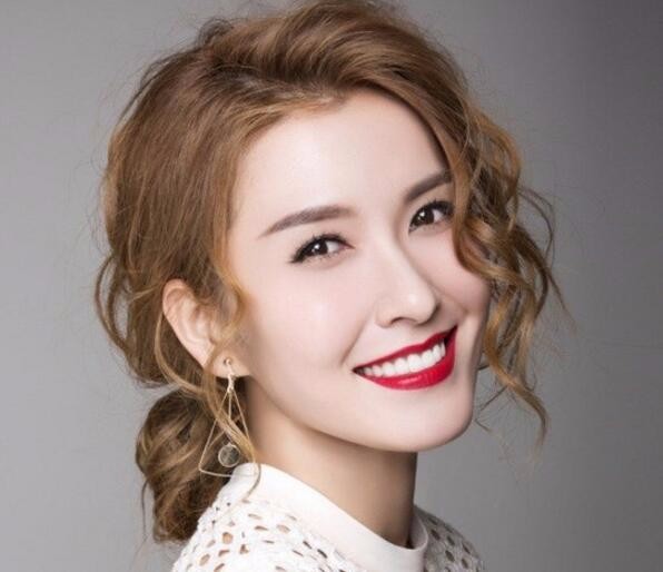 在《生逢灿烂的日子》里扮演心机颇重的叶琪,给人神秘莫测的感觉.