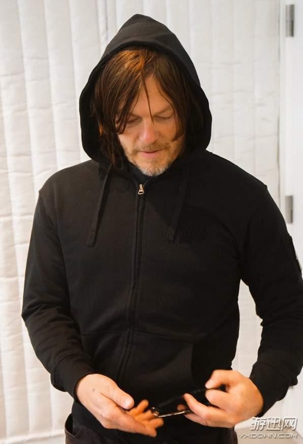 不知道troy baker是为《蜡笔小新》的哪位角色配音,脑补一下蜡笔小新