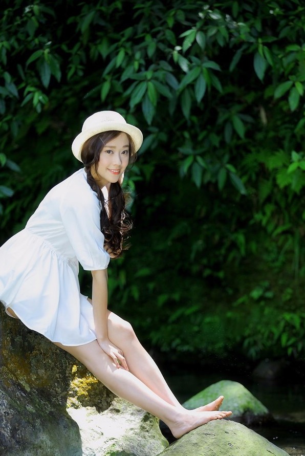 一个人行走在小山沟里的青涩美丽小姑娘