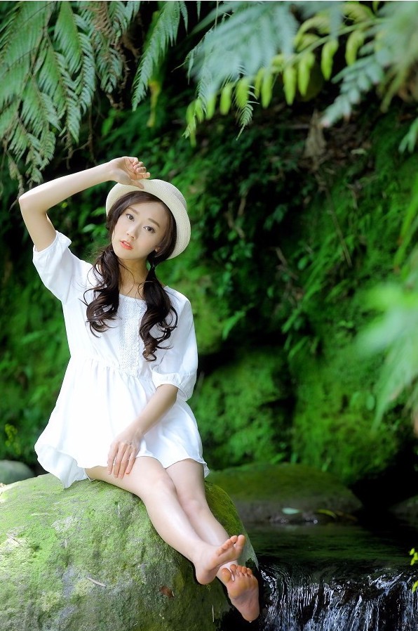 一个人行走在小山沟里的青涩美丽小姑娘