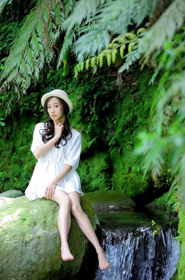 一个人行走在小山沟里的青涩美丽小姑娘