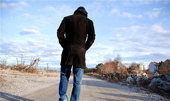 临近过年,男子去相亲,见到相亲女的母亲时,他拎着礼品扭头就走