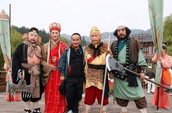重温经典西游记拍摄现场,六小龄童穿背心吊钢丝,唐僧竟骑这东西