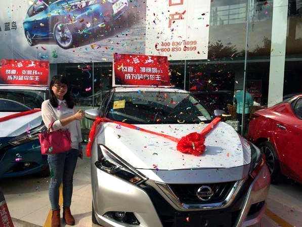 新车庆祝奇葩场面,简直不能直视,网友:买新车就服你们这些人!