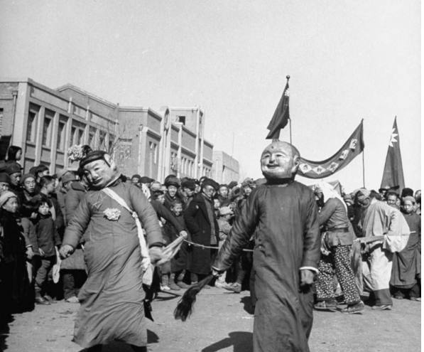 1946年抗日战争胜利以后第一个春节踩高跷舞龙