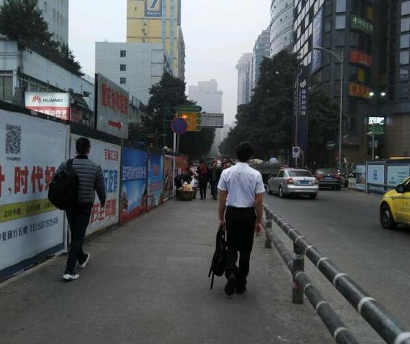 冬天里的一股清流,有人穿着棉袄,有人却在穿短袖!