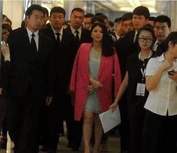 8线开外"女明星",雇一群保镖,其中原因,某群众回答的很智慧