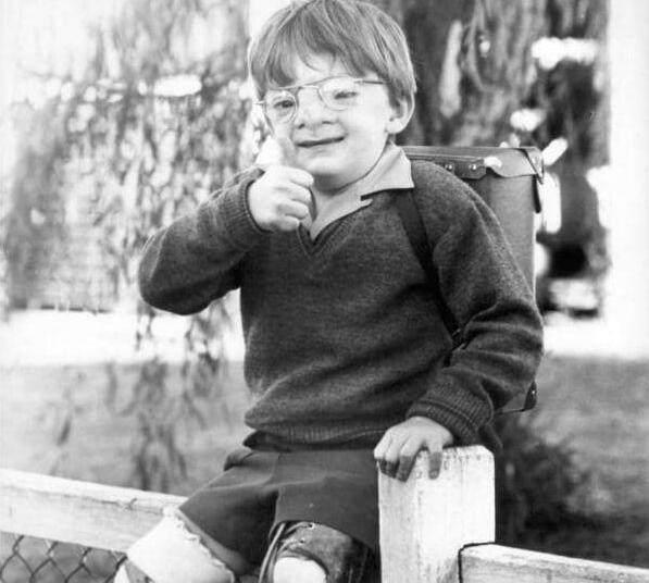 巨鼻孩子出世后,亲生妈妈嫌太丑想抛弃他,长大后后悔不已!