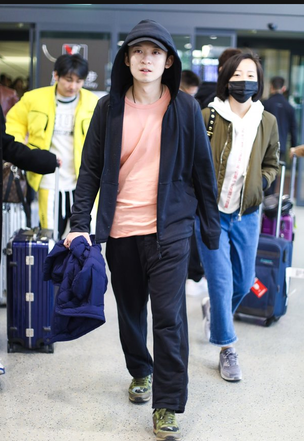 董子健穿黑色连帽卫衣搭配粉色t恤现身机场 打扮低调随意