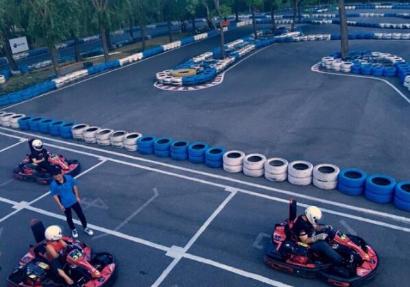 到卡丁车馆感受飙车的痛快