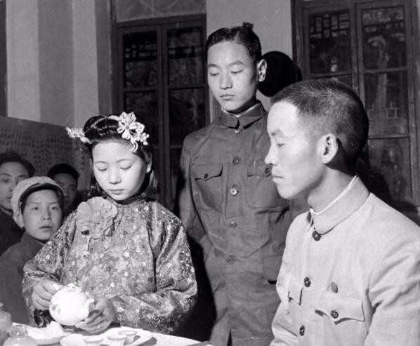 老照片六十年代的包办婚姻新人全程没有笑脸
