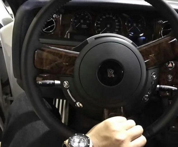 老板亲自开劳斯莱斯大幻影去加油,加油工的话让车主"无言以对"