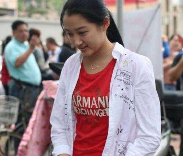 20岁关晓彤没化妆就出门,网友:这可比鹿晗素颜