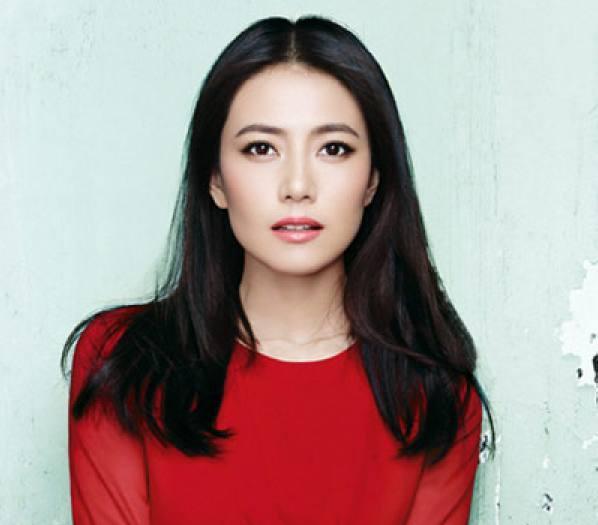 高圆圆的中分发型,可是非常的经典的,女神不愧是女神,她的中分发型