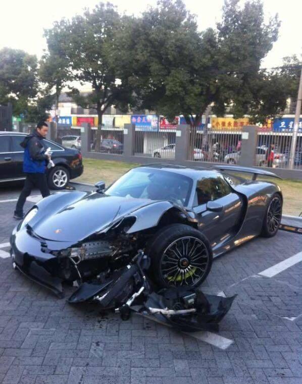 保时捷918事故不知大家发现没有,许多超级跑车的撞车事故,都是车子